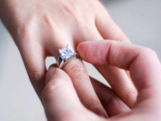 결혼 반지는 어느 손에 있습니까?