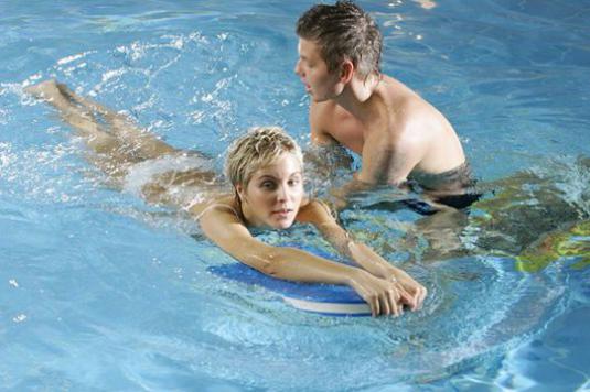성인을 위해 수영하는 법을 배우는 방법?